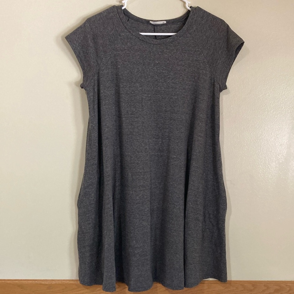 Soprano grey dress with tiny black stripes and pockets